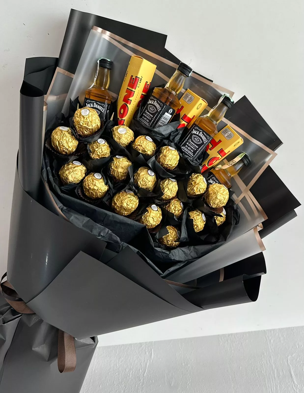 Мужской букет "Аполлон" с шоколадками и мини виски