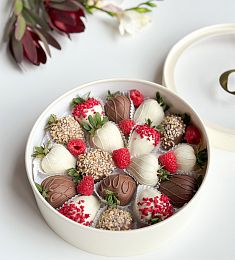 Клубничный бокс "Лакомка" Клубника в шоколаде с малиной