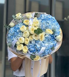 Букет "Орион" из гортензий и пионовидных спрей роз