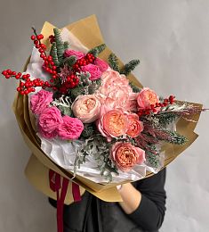 Композиция "Зимний бриллиант" из гортензии, роз, нобилиса и туи