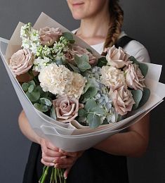 Букет "Элегантный" из роз, гвоздик и эвкалипта 