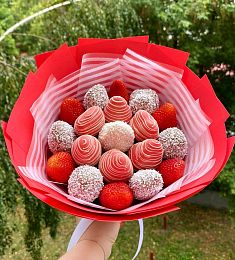 Клубничный букет "Шарлотта" из клубники в шоколаде и свежих ягод