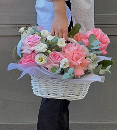 Букет в корзине "Моя вселенная" из Лизиантусов и роз