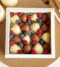 Клубничный бокс "Тирамису" клбуника в молочном и белом шоколаде с ягодами малины и голубики