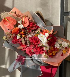 Композиция "Крем-брюле" из роз, хризантем, антуриума и сухоцветов