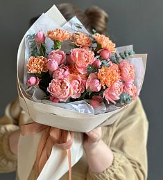 Композиция "MirageMeadow" из гвоздик, пионовидных спрей роз и эвкалипта