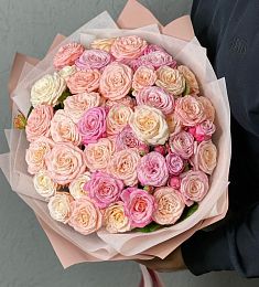 35 пионовидных роз в оформлении