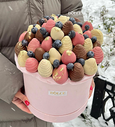 Клубничная коробка "Волшебство" клубника в шоколаде с голубикой