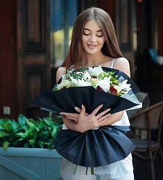 Букет "Адель" из альстромерий и роз