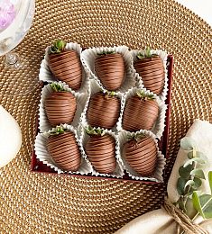 Клубничный бокс "Классический" клубника в молочном шоколаде