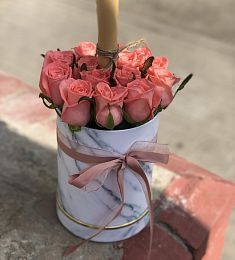 15 коралловых роз в мраморной коробке