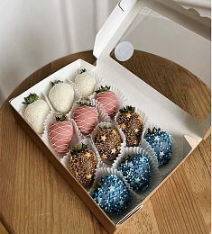 Клубничный бокс "Звездное небо" клубника в молочном и белом шоколаде