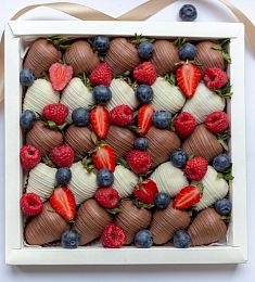 Клубничный бокс "Кэтти" клубника в итальянском шоколаде 