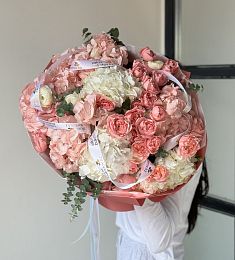 Букет "Триумф любви" из гортензий, спрей роз и ранункулюсов