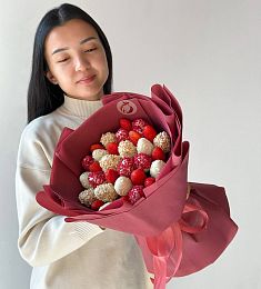 Клубничный букет "Красное танго" с клубникой в шоколаде и без