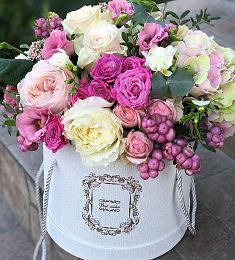 Композиция в коробке "Менуэт" роз, пионов, фрезий и лизиантусов