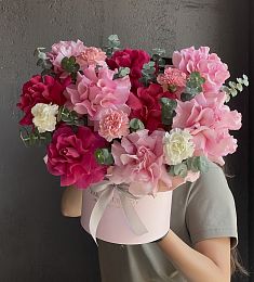 Букет "Цветочное облако" из роз, гвоздик и эвкалипта в коробке