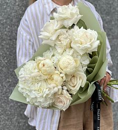 Букет "Frankheart" из гортензий, роз и пионов