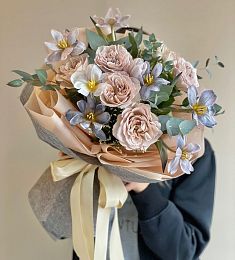 Букет "Сиера" из роз, тюльпан и эвкалипта
