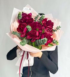 Букет "Пленительная красота" из пионов и эвкалипта