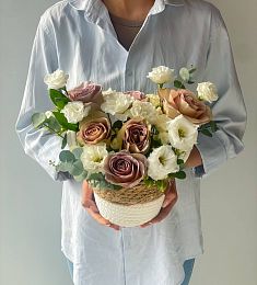 Композиция "Лион S" с розами и лизиантусом в кашпо