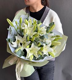 Букет "Radiant Elegance" из лилий и эвкалипта