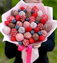 Клубничный букет "Gia" из клубники в шоколаде и свежих ягод