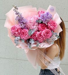 Букет "Антураж цветов" с гортензией, дельфиниумом и лизиантусом