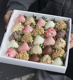 Клубничный бокс "Нежный Микс"  клубника в молочном, розовом и белом шоколаде