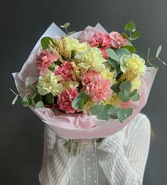 Композиция "Дафина" с гвоздикой и эвкалиптом