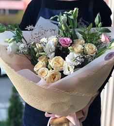 Букет "Цветочный уют" из роз, лизиантусов и эвкалипта