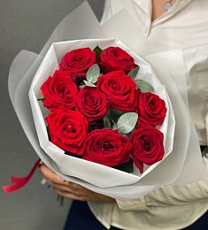 Букет 9 красных роз с эвкалиптом в оформлении