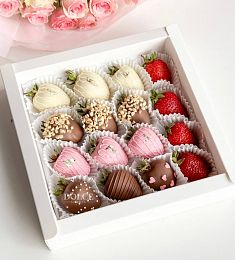 Клубничный бокс "Азалия" клубника в итальянском шоколаде