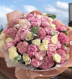 Композиция "Макарена" из гортензий, роз и пионов