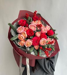 Композиция "Подарок от Деда Мороза" из пионовидных роз и нобилиса