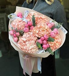 Букет "Эйприл" из гортензий и пионовидных спрей роз