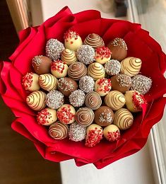 Клубничный букет "Восточные сказки" из клубники в белом и молочном шоколаде