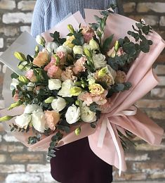 Композиция "Лизиантусы с эвкалиптом"