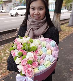 Сердце с цветами и французскими макарони